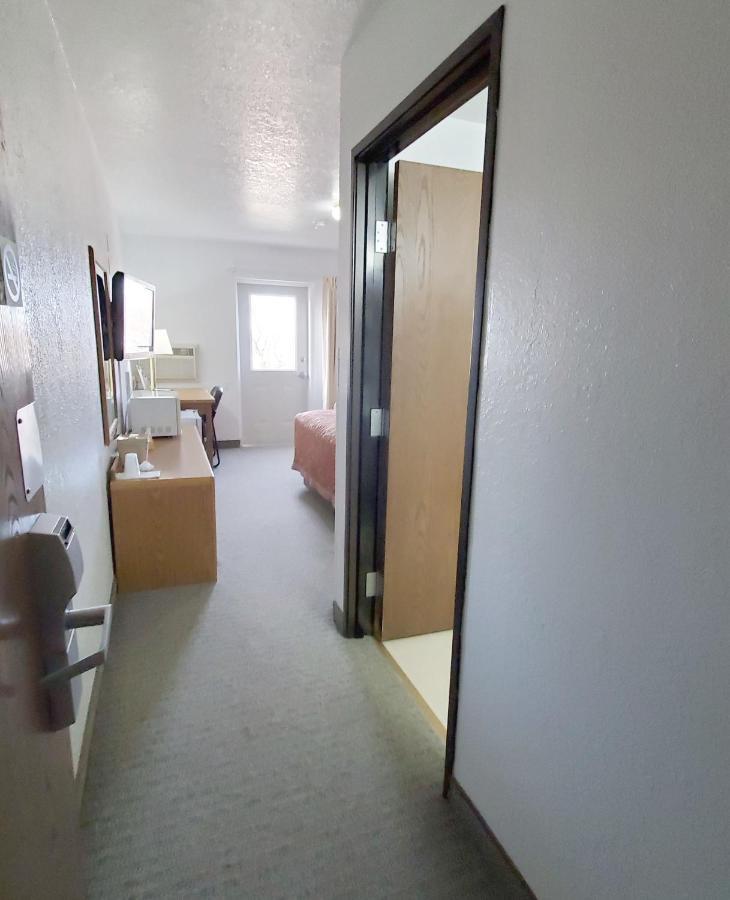 Super 8 By Wyndham Cut Bank Motel Exterior photo